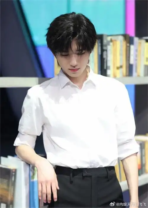 宋亚轩催王牌8快来##宋亚轩手捧鲜花