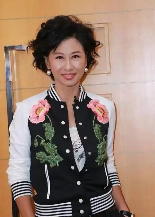 叶倩文60岁仍青春叛逆,蕾丝内搭配棒球外套,这个老太太有点潮_元素