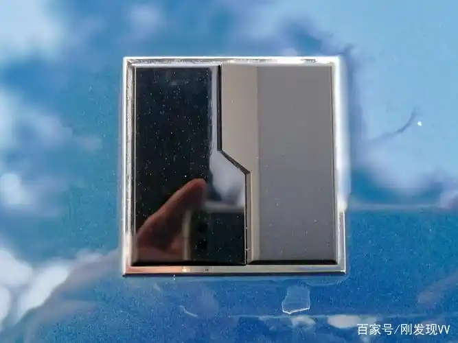 车标是正方形的,一字横写的"z"字把它分成左右两个部分,这是我见过的