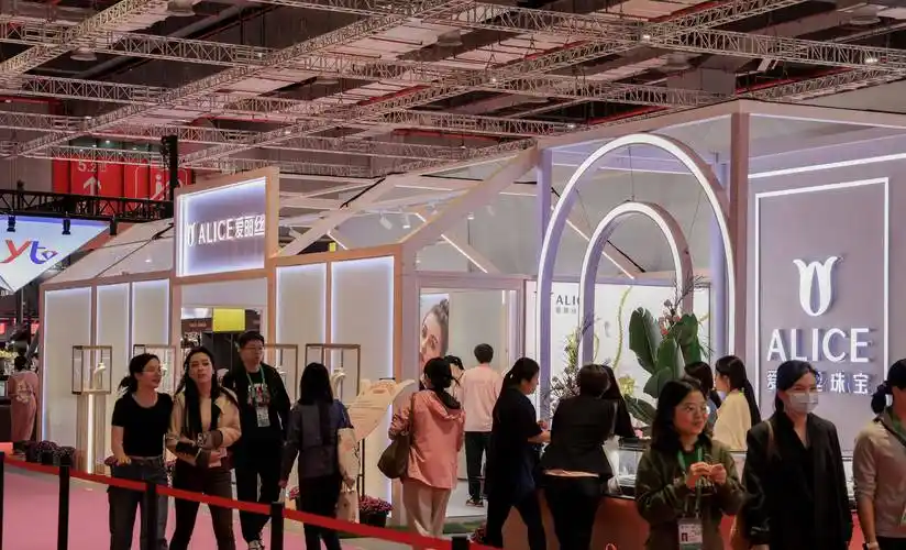 爱丽丝珠宝展位采用高端时尚的灰粉色装修设计,吸引了众多展商在展会