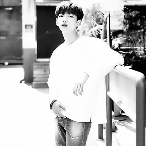 穿格子衬衫的男生头像黑白 以后的以后依然这么帅气-黑白头像