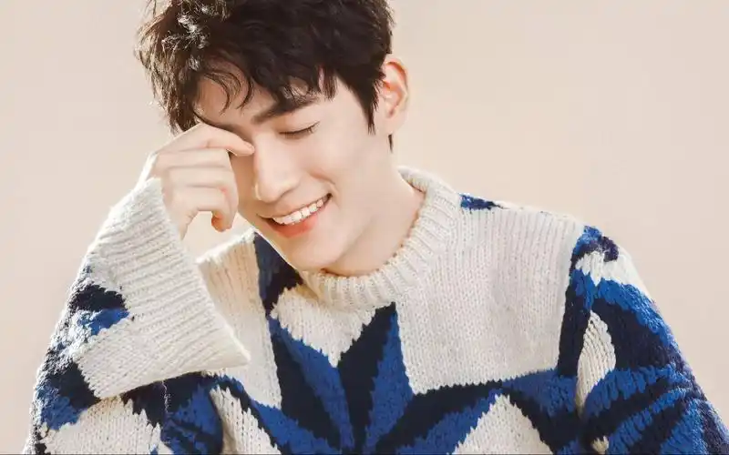 【朱一龙】绝美动图笑容杀,这个男人又在放电了