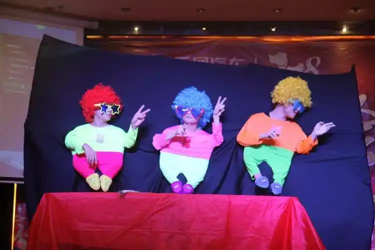 汽车服务部带来的创意舞蹈《小人物》两两组合,舞姿动作配合得天衣