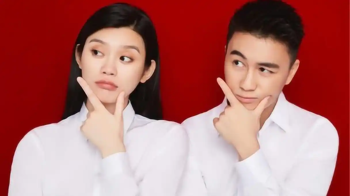 何猷君奚梦瑶明年办婚礼开心托腮甜蜜互动