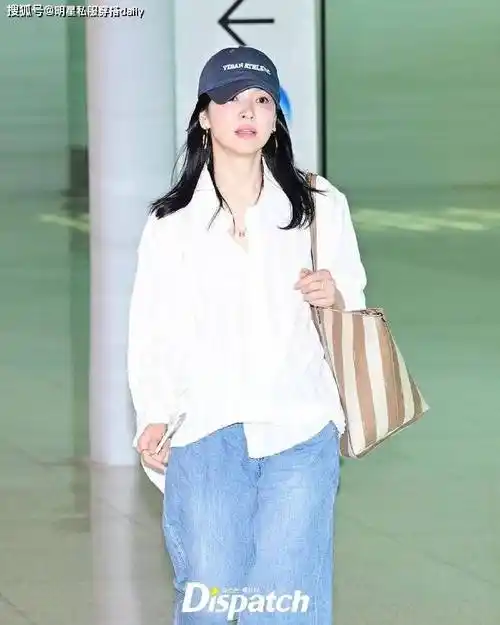 被42岁的宋慧乔的简约穿搭惊艳了,白衬衫牛仔裤,又美又酷很温柔