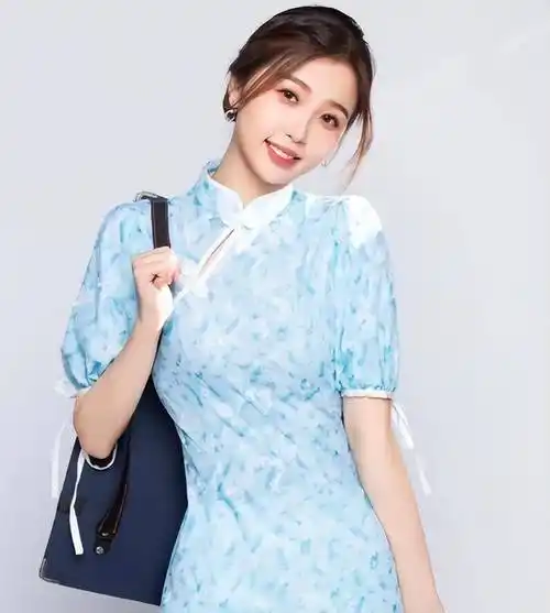 虞书欣穿红旗袍迎新年,扎哪吒头宛如年画娃娃