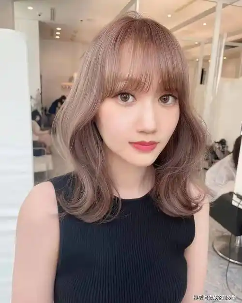 的十款齐肩发,时尚减龄又显气质,端庄大气又有女人味_发型_自然_锁骨