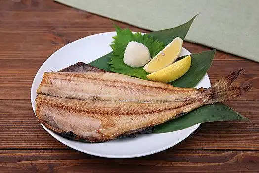 鄂霍次克海,鲭食物寿司组合寿司组合鲱鱼秤,鱼,货摊鲷鱼,扦子,柠檬,碗