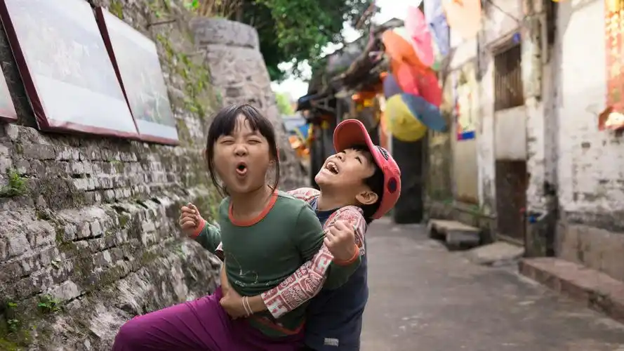 俩小孩在广东肇庆的宋代城墙脚下欢快地玩耍,时光在流转,但