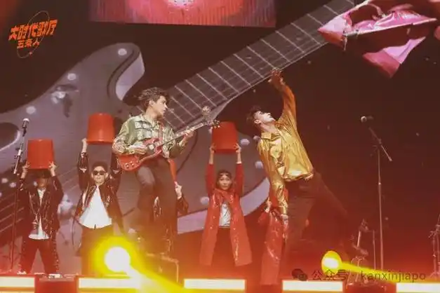 中国迷幻摇滚乐队五条人来新加坡了在滨海艺术中心激情开唱