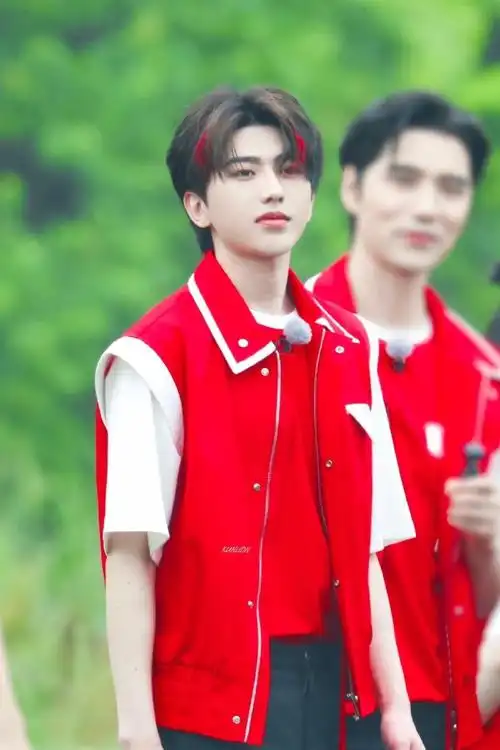 蔡徐坤挑染红发#饭拍蔡徐坤奔跑吧录制~挑染的红色头发新发型,姨