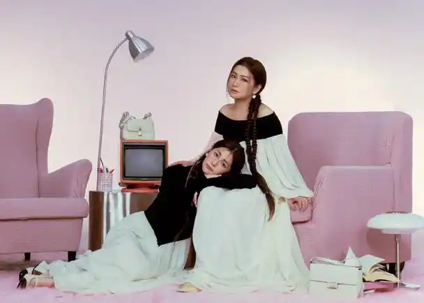 任家萱新年晒全家福,小徐当爸后状态沧桑,5个月腰果瘦了更好看_儿子