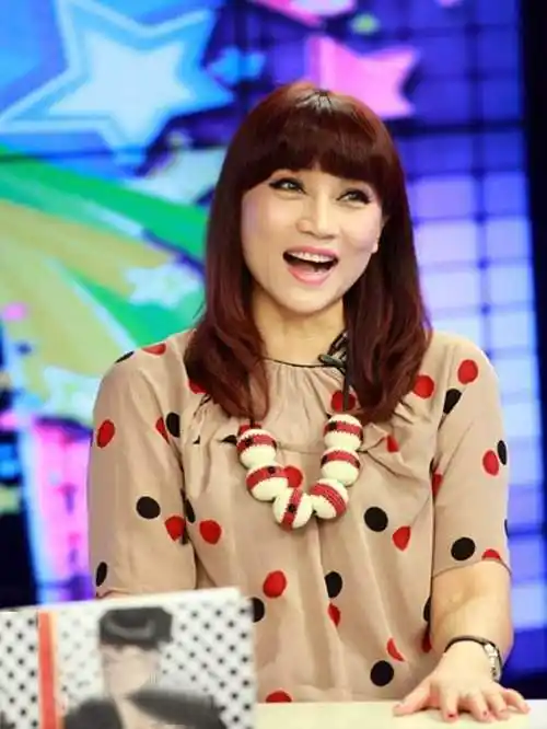 著名歌手朱桦曾婉拒费翔求爱陪妈妈抗击阿尔茨海默病