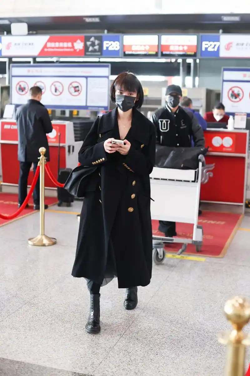 刘恺威女朋友李晓峰 别说,这个状态还真像是已经怀孕了 本人看起来很