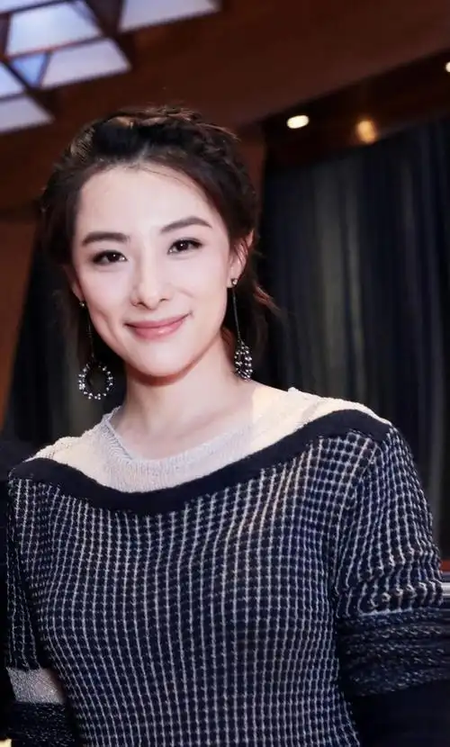 "体操公主"刘璇颜值与实力兼具,黑色连衣裙高贵精致,成熟优雅|西装|针