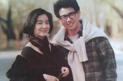 这个时候的秦汉是26岁,已经是取妻生子了,妻子是邵乔茵