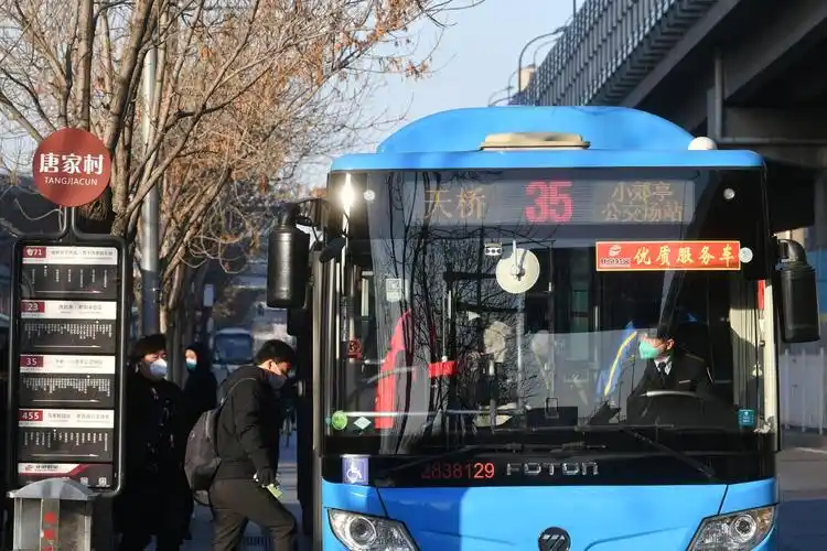 唐家村公交站,乘客排队上车.新京报记者 王贵彬 摄