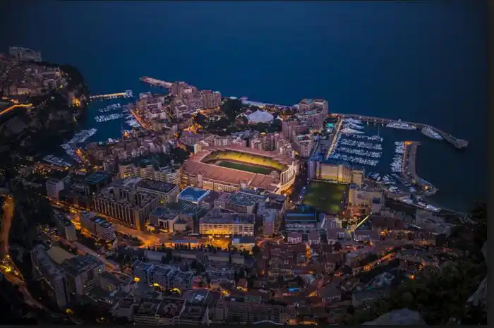 上帝视角看球场之摩纳哥主场:地中海海风拂过的球场