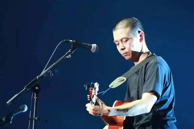 苏阳是著名的摇滚歌手,也是苏阳乐队的创办人,在上学时期,苏阳就十分