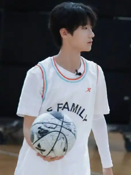 张峻豪超话90#三代第一rap担张峻豪#tf家族夏季运动会帅哥与篮球