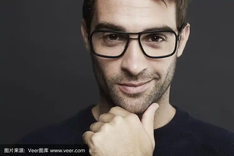 戴眼镜的中年男人的肖像