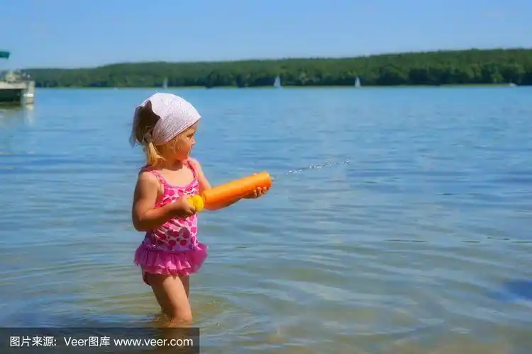 孩子,一个穿着粉色泳衣戴着头巾的小女孩
