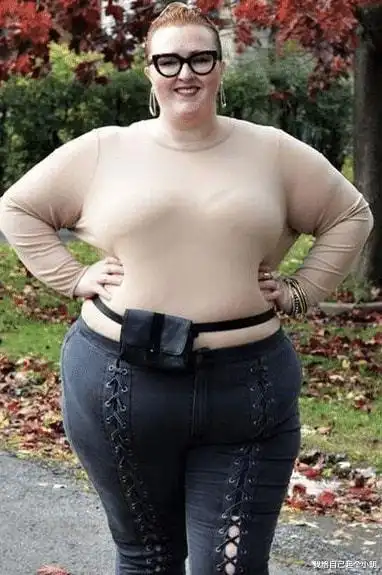 500斤美女模特走t台?