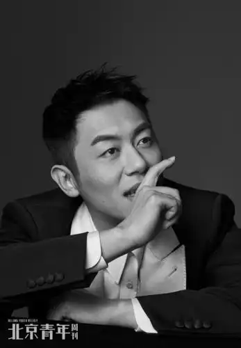 朱亚文杂志新封曝光 展现"有匪君子"多面气质__凤凰网