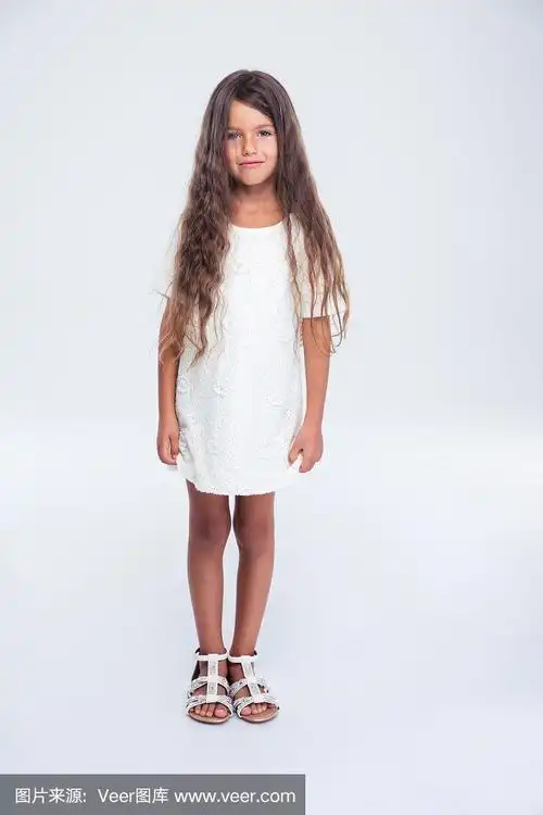 一个漂亮小女孩的全身像