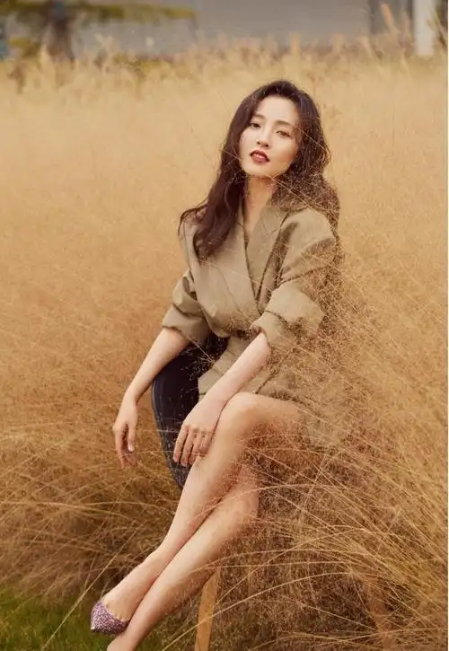 吴倩穿西装套裙利落又优雅职场穿搭学着这么穿显气质