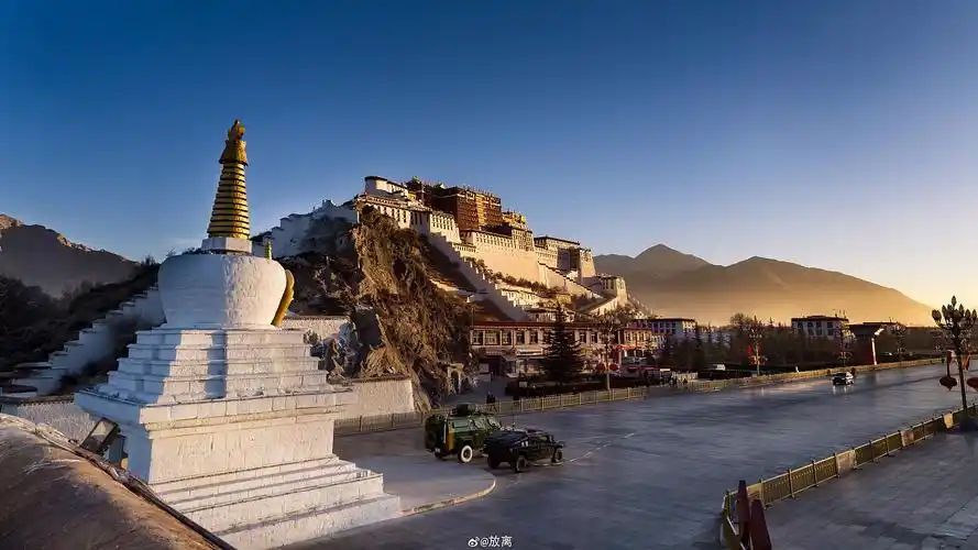 布达拉宫的日出