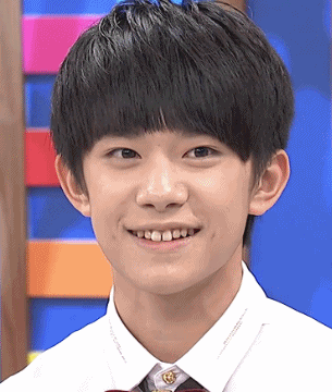 易烊千玺tfboys眨眼gif动图_动态图_表情包下载_soogif