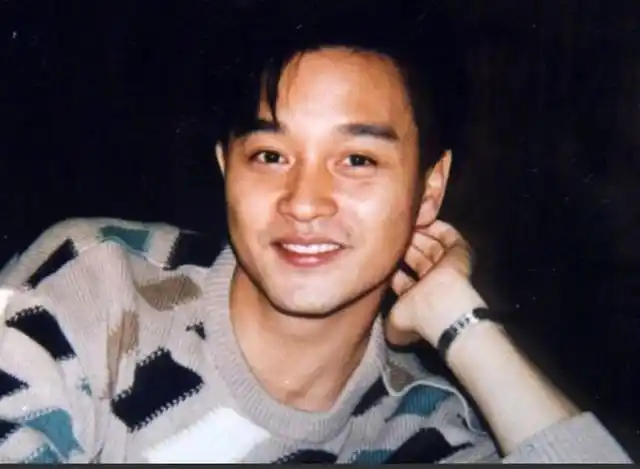 芳华绝代的张国荣,长相不算惊艳,为啥就是忘不了他的脸?