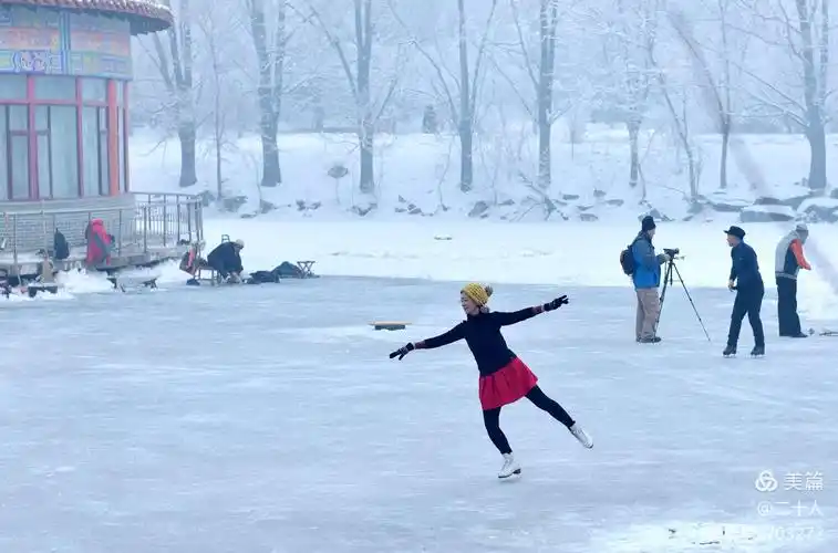 雪后扔不能错过花样滑冰的机会,这一场景更能显现东北的冬季特征.
