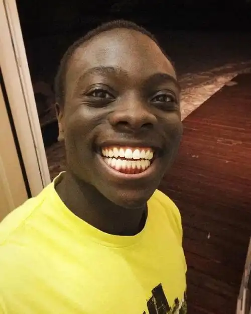 一位黑人男孩上传自拍照片