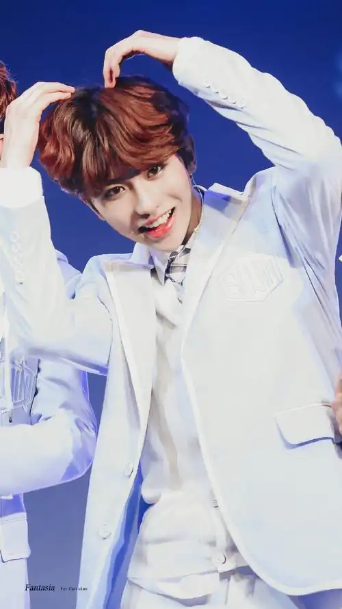 蔡徐坤比心好甜