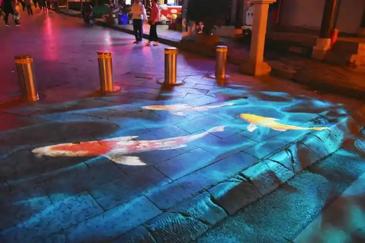 3d光影秀正在上演 老街的多处墙壁上 出现动画,戏剧,花朵等图案的投影