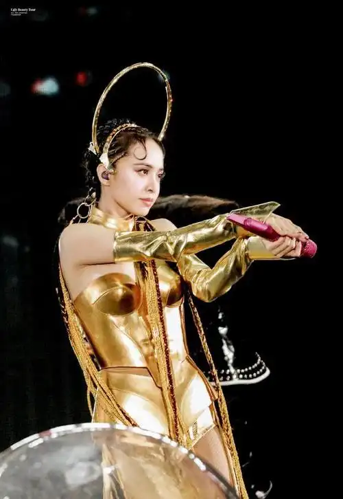 蔡依林演唱会造型夸张又性感黄金圣衣霸气侧漏皮肤装贴身大胆
