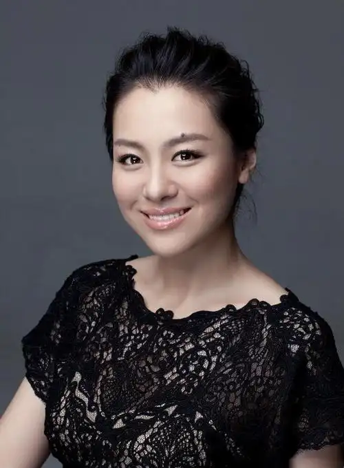 44岁沈傲君的气质脸很占优势穿亮片外套搭配抹胸裙美到骨子里