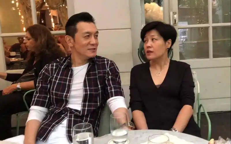 李咏妻子哈文晒与法图麦对比照,"姐妹花"精致出众,引大批网友围观