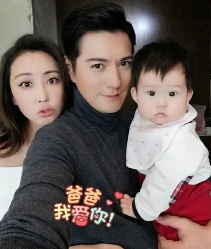 一家三口的颜值可都是非常高的,严屹宽的女儿肉肉像极了他,长大后一定