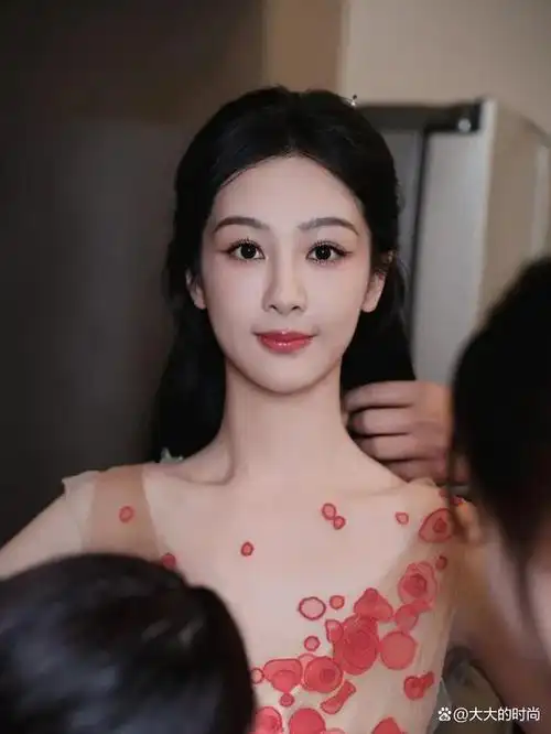 随着杨紫的不断成长,年龄,阅历和气质上越来越贴合原生长相的轻熟感