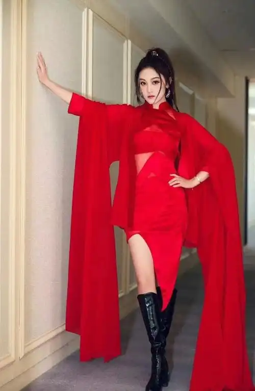 王小玮离婚后快瘦脱相近照穿红裙身材好辣下颌线尖锐太夸张