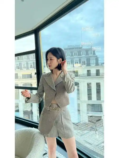 宋慧乔离婚后剪了波波头,穿西装 短裤去看show,42岁美出新高度_时尚