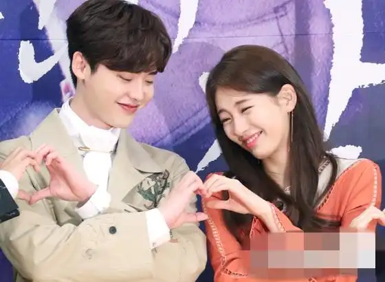 李钟硕帅气亮相《当你沉睡时》发布会 裴秀智橘红色裙装加持明媚照人