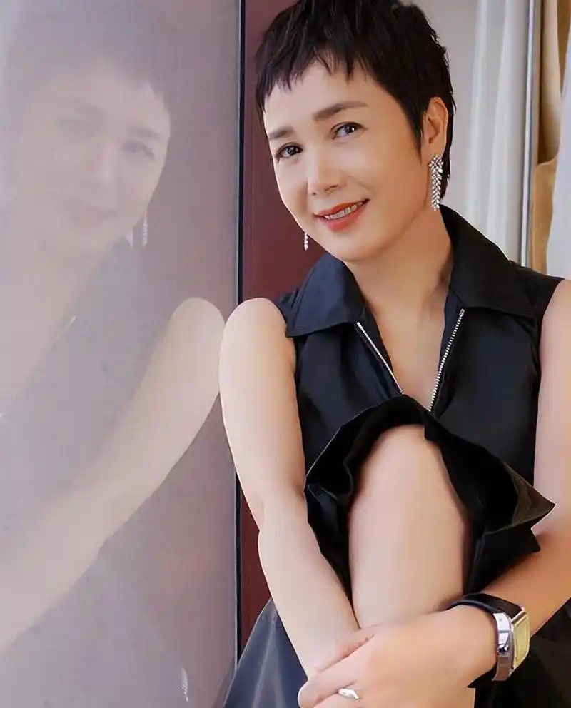 蒋雯丽:成功与挣扎 蒋雯丽是中国娱乐圈备受瞩目的女演员之一,她在