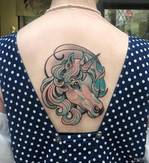 后背彩色独角兽纹身图案
