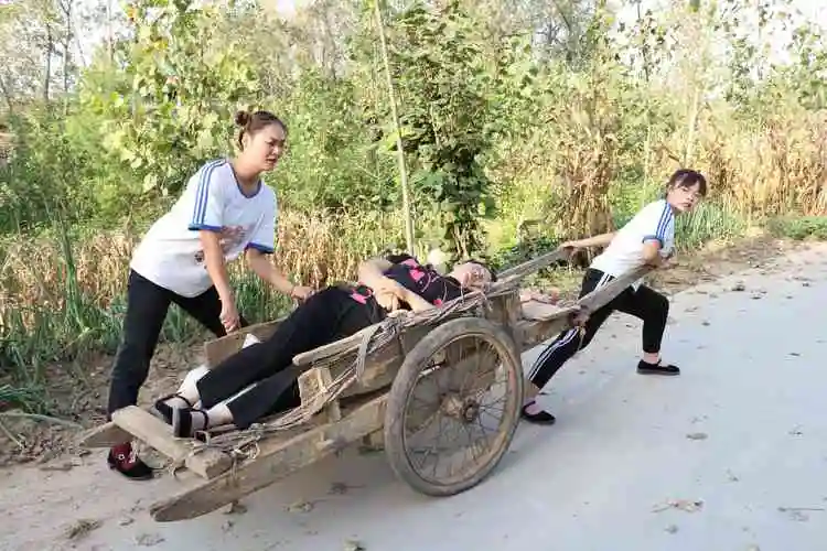 姐妹俩用驾车子拉昏迷的妈妈去医院,走到半路妈妈却醒了,啥情况