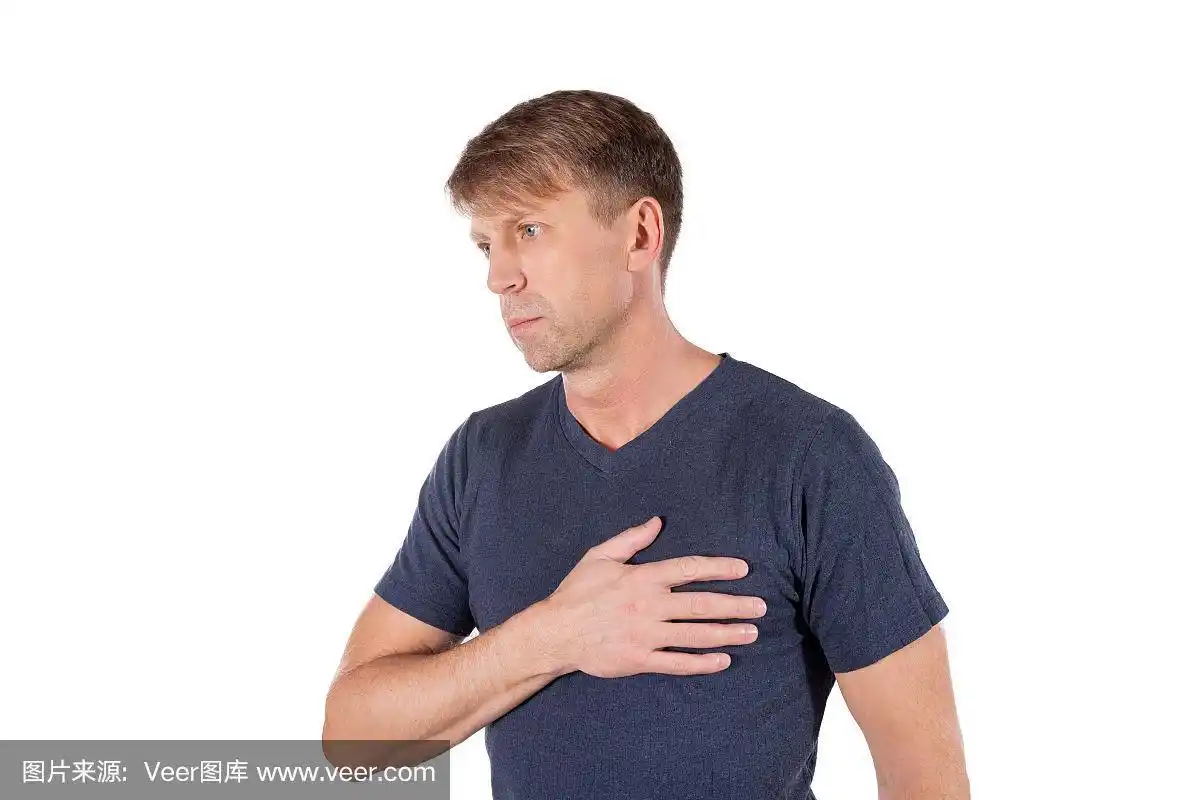 有心脏病或疼痛痉挛症状的男子用手捂着胸部,以疼痛的表情压在白色