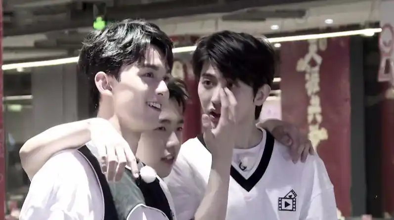 蔡徐坤撕掉郭麒麟被批不遵守信用 但实际上是兄弟情深互相成全